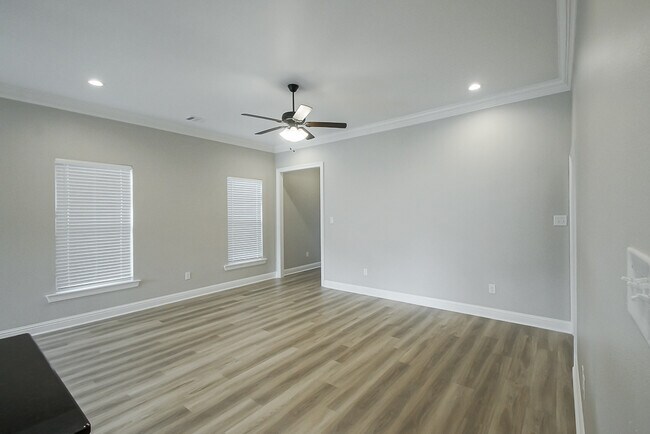 Building Photo - 7126 Kenilworth Crossing Ave