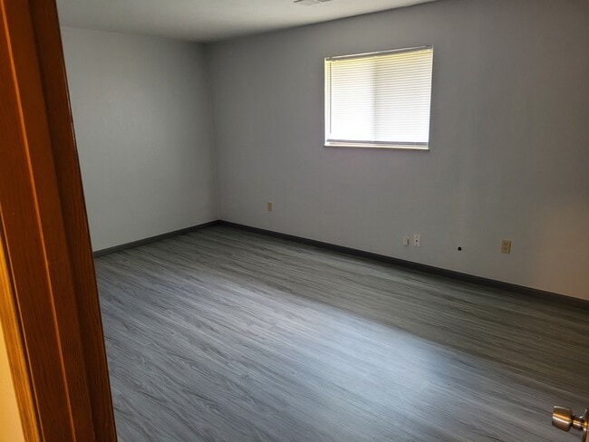 Building Photo - 625 Shabin Dr