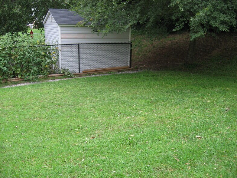 Building Photo - 3605 Pine Knoll Dr