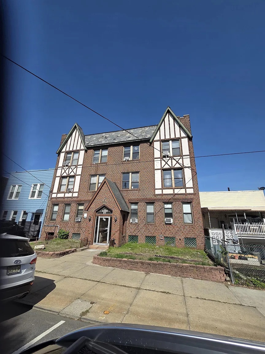 Building Photo - 901 Grand Ave