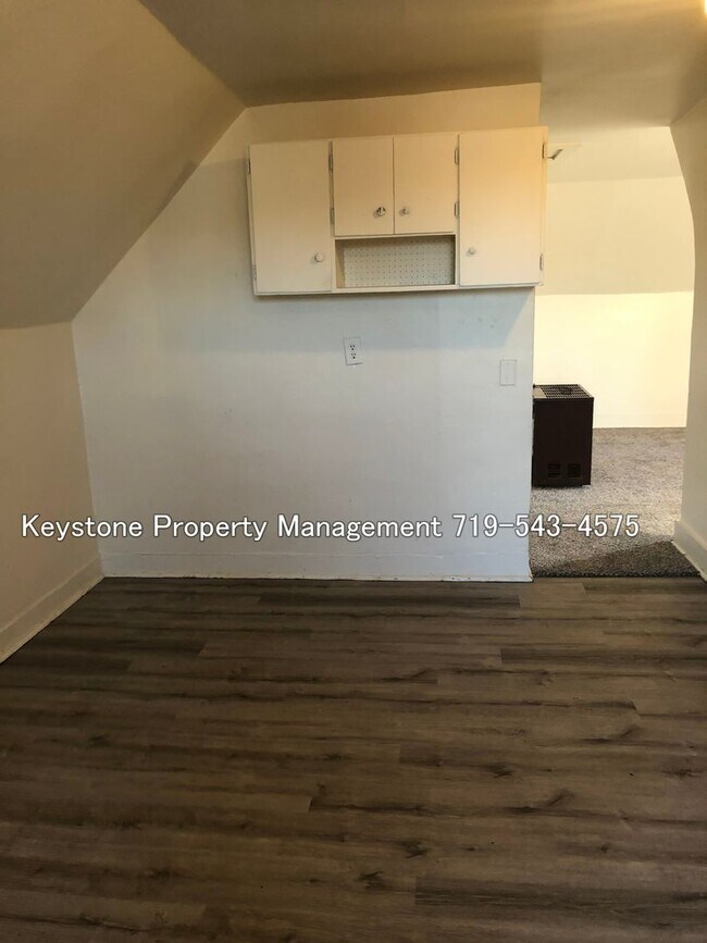 Building Photo - ALL UTILITIES INCLUDED! Upstairs -  1 Bed/1 Bath Apartment with $350 Off Move In Special!  $700/$700