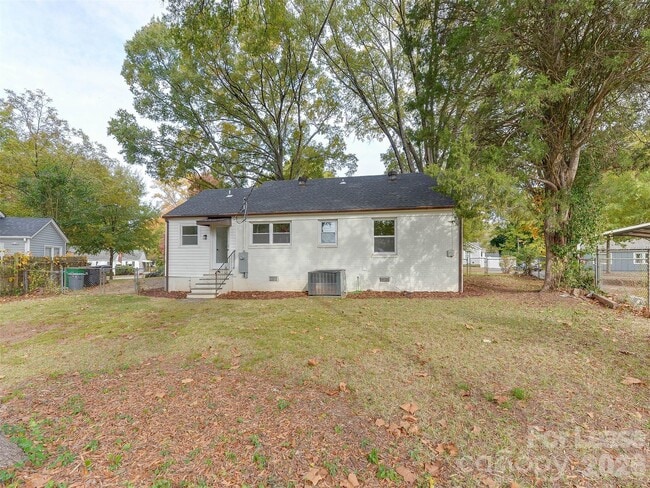 Building Photo - 2721 Mayflower Rd