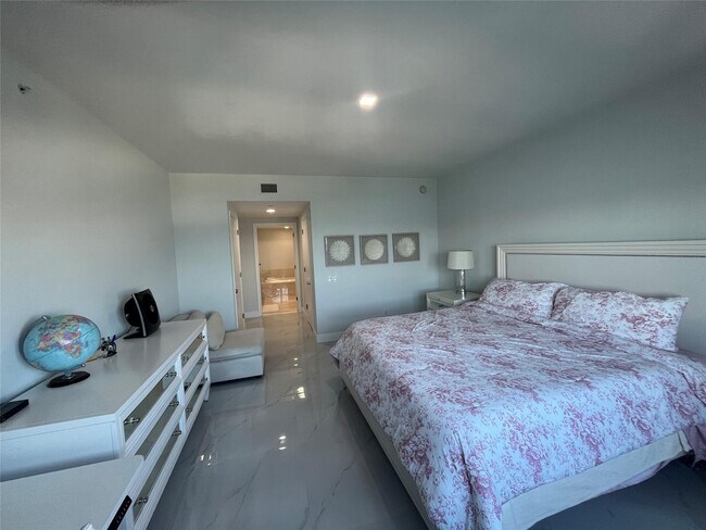 Building Photo - 2650 Lake Shore Dr