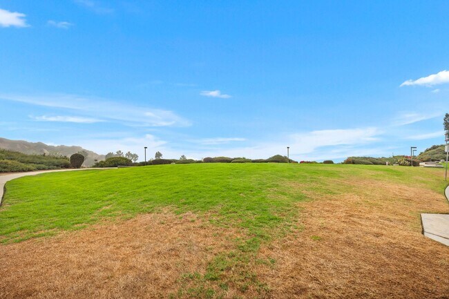 Building Photo - Luxurious 2 Bedroom, 2 Bathroom Condo for Rent
