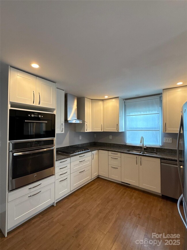 Building Photo - 300 E Peterson Dr