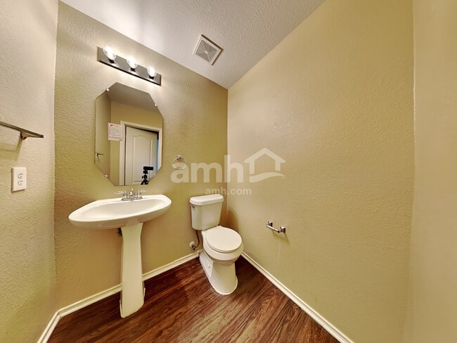 Building Photo - 729 Redwing Dr