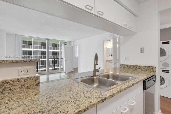 Building Photo - 1756 N Bayshore Dr