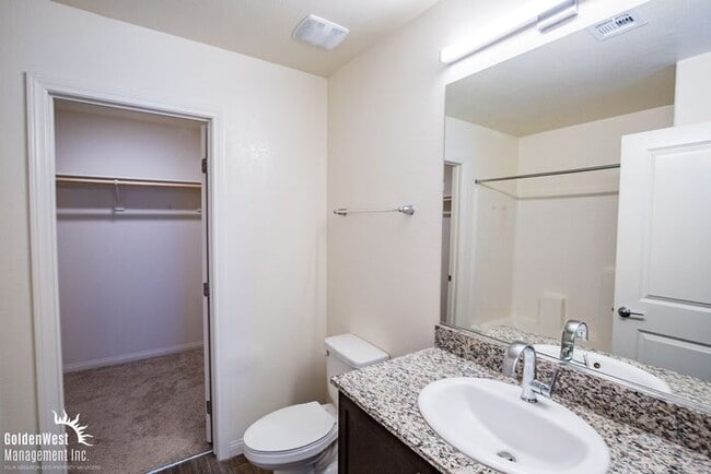 Building Photo - Cozy 2Bdm 2Ba Townhome with Community Pool...