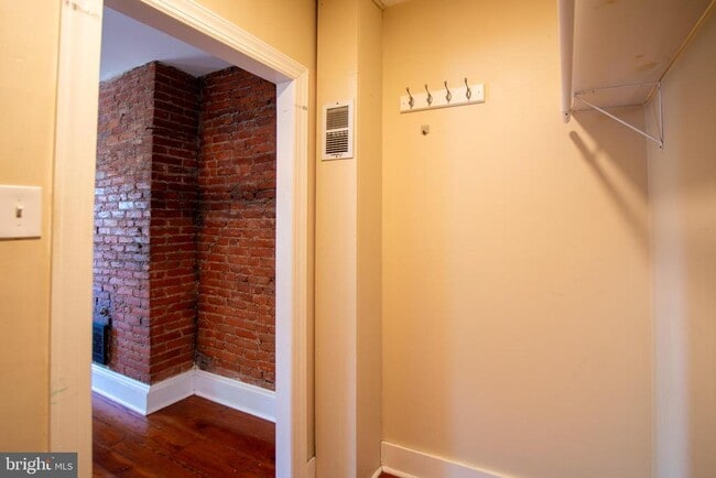 Building Photo - 2211 Bainbridge St