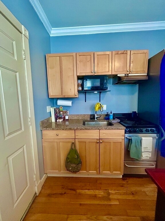 Building Photo - 27 Anderson St