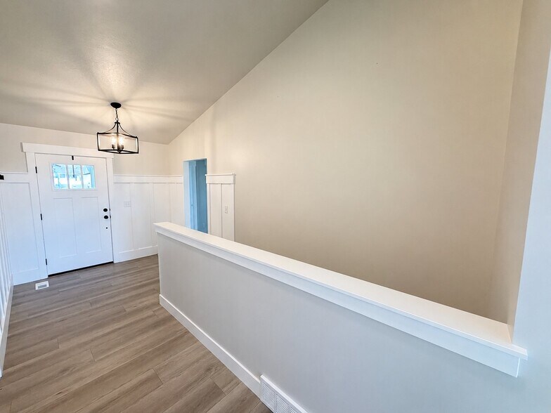 Building Photo - 726 W 580 S