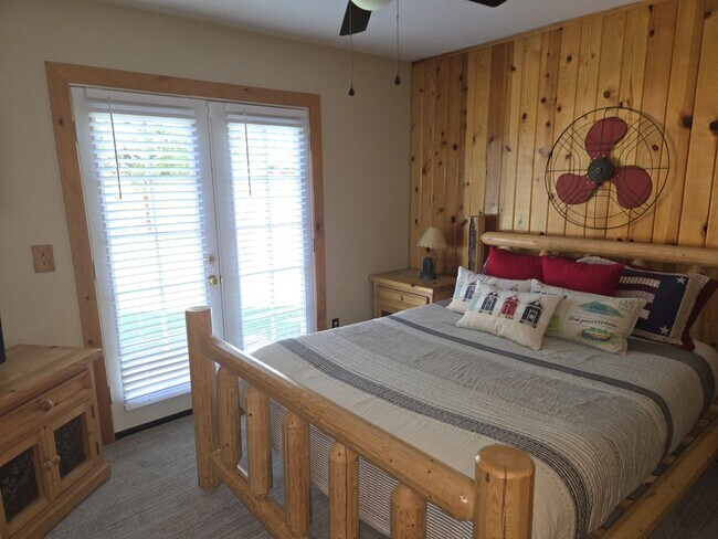 Building Photo - Large mountain home with access to Tahoe K...
