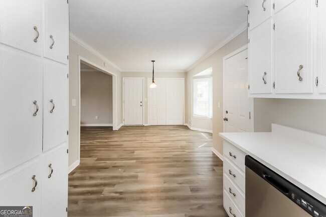 Building Photo - 1616 Quail Run SW