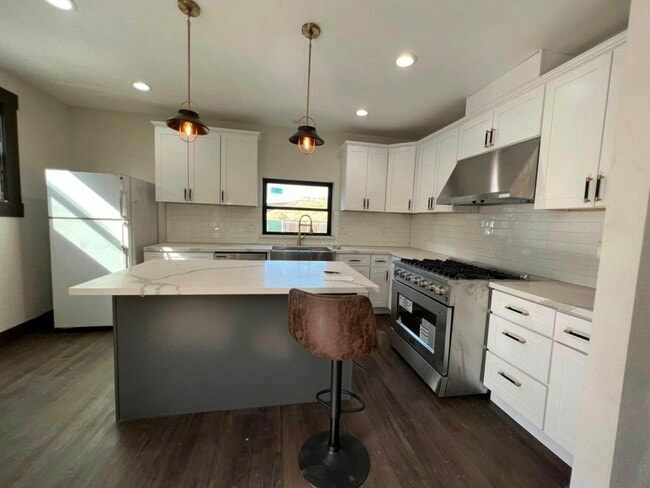 Building Photo - 345 N Van Ness Ave