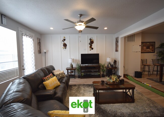 Building Photo - Spacious Townhome Near Shopping! 3 BD 2.5 BTH