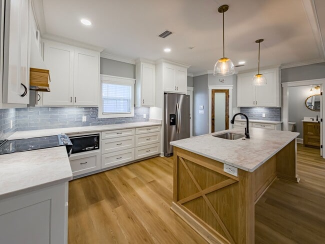 Building Photo - 807 Cherokee Ave