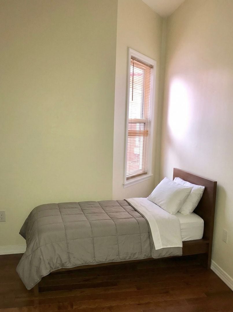 Building Photo - Great 2BR/1BA Queen Village Apartment Available Now