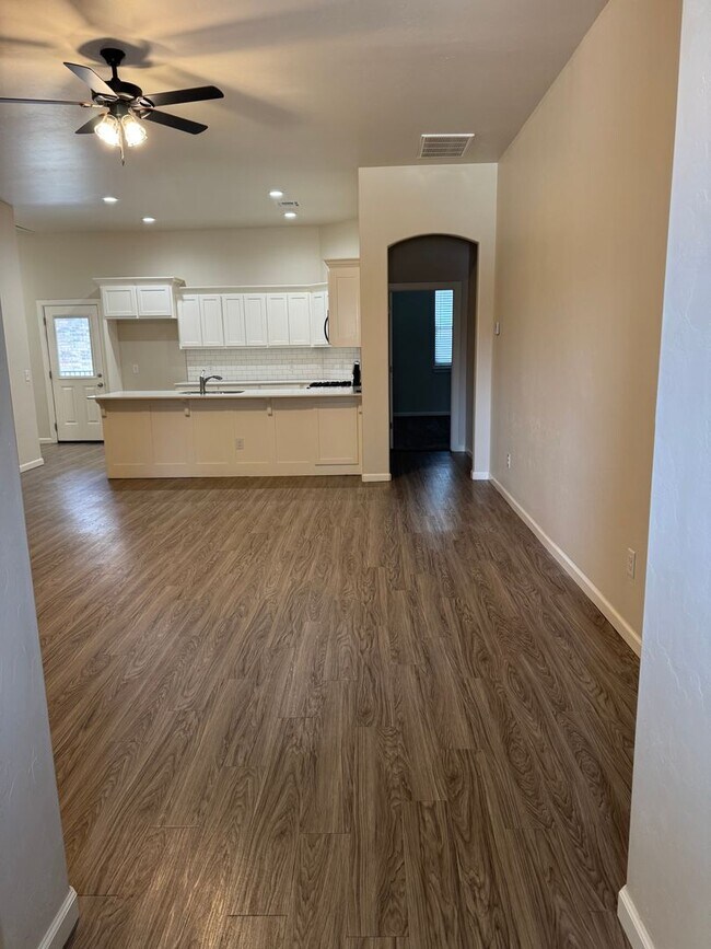 Building Photo - Charming 2 bed/2 bath in gated community The Enclave!
