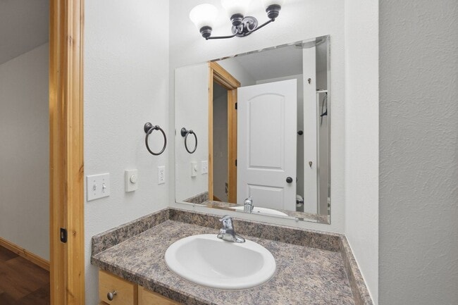 Building Photo - 2 Bed 2 Bath Condo - Near Shopping!