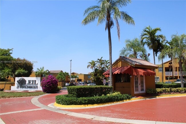 Building Photo - 9735 Fontainebleau Blvd