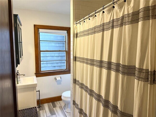 Building Photo - 749 W Main Rd