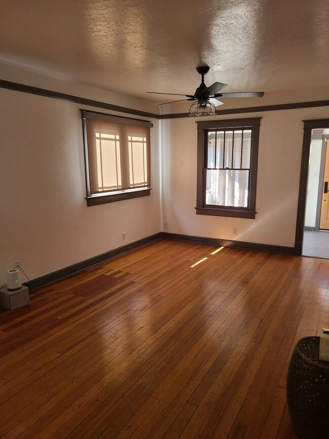 Building Photo - 2BR/2BA Apartment Near UNM/Presbyterian CO...