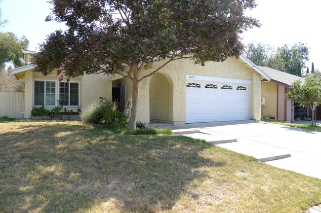 Primary Photo - 2052 E Loraine St