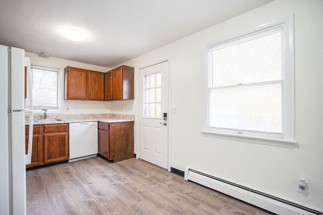 Building Photo - 878 St James Ave