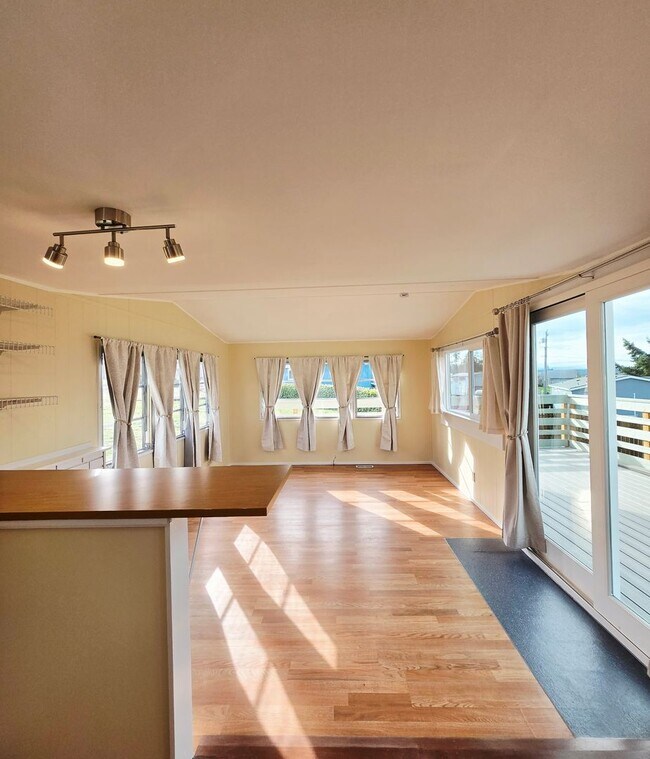 Building Photo - 2 Bed, 1 Bath - Move-In Ready in Cape George with Water Glimpses For Rent!