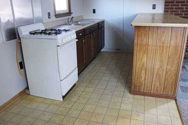 Building Photo - Rear Unit