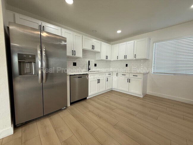 Building Photo - 429 E Greenway Dr