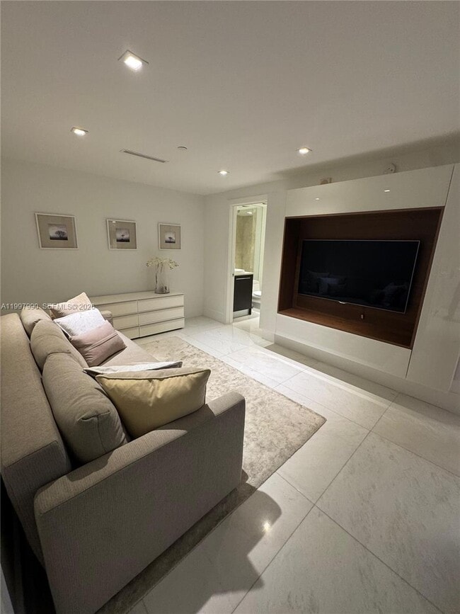 Building Photo - 17121 Collins Ave