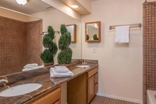 Building Photo - Spacious 3 Bedroom, 2.5 Bathroom Marina To...