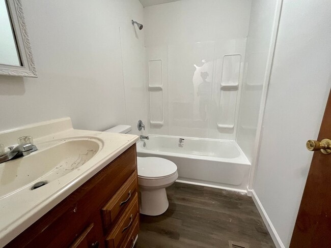 Building Photo - 3 Bed | 1 Bath | Detached Garage