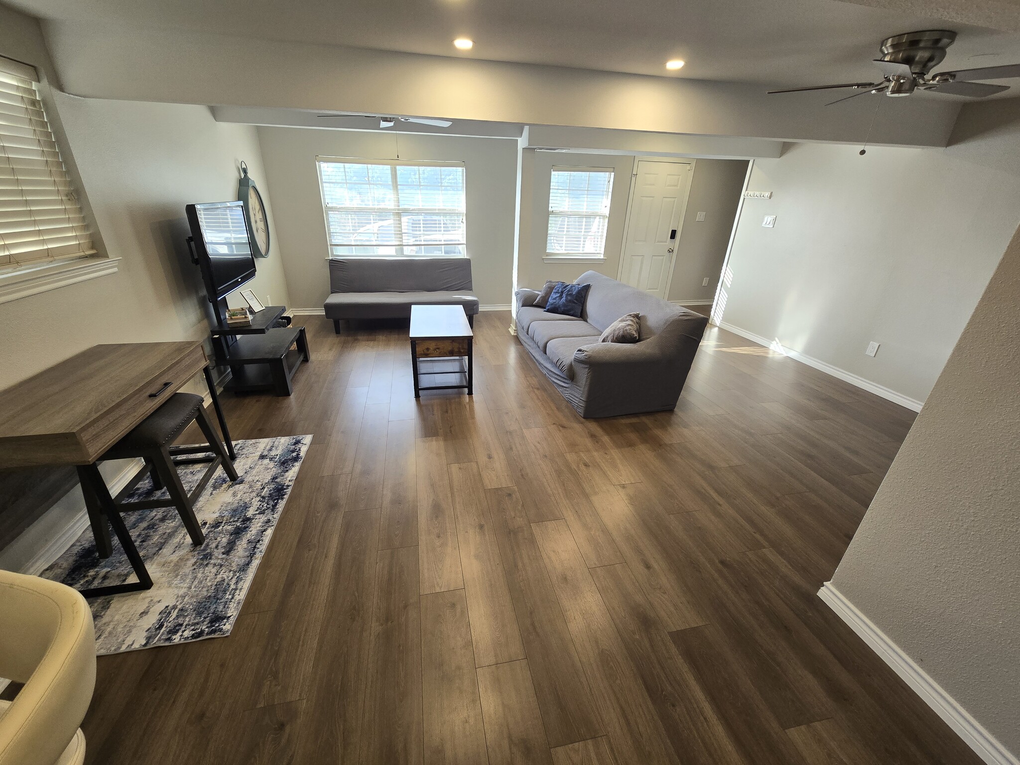 Spacious living room with desk - 2708 Pin Oak Ln