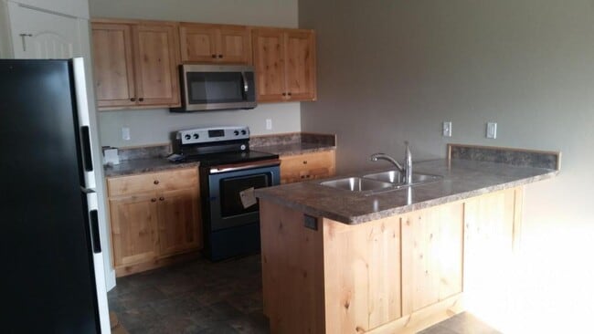 Building Photo - 685 S Park Ave