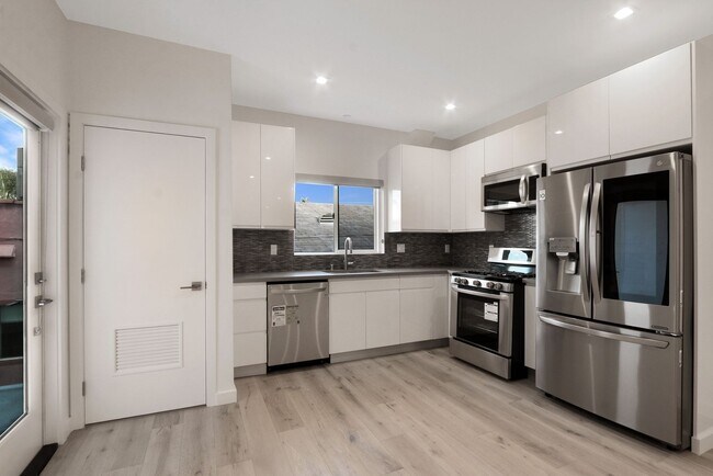 Building Photo - Gorgeous 3 Bedroom / 2 1/2 Bath Townhome-Style Apartment in Hollywood