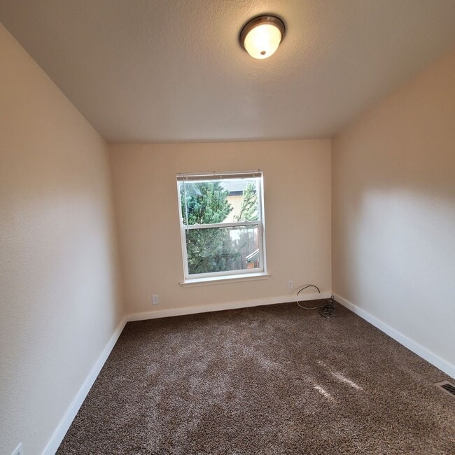 Building Photo - Pet Friendly 4 bedroom 2 bath home w/ 2 car garage