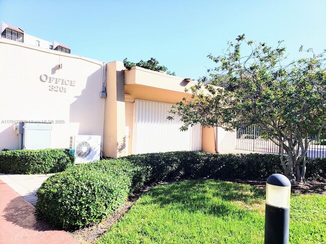 Building Photo - 3101 N Country Club Dr