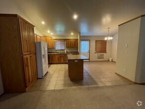 Building Photo - 2833 Lincoln Ave