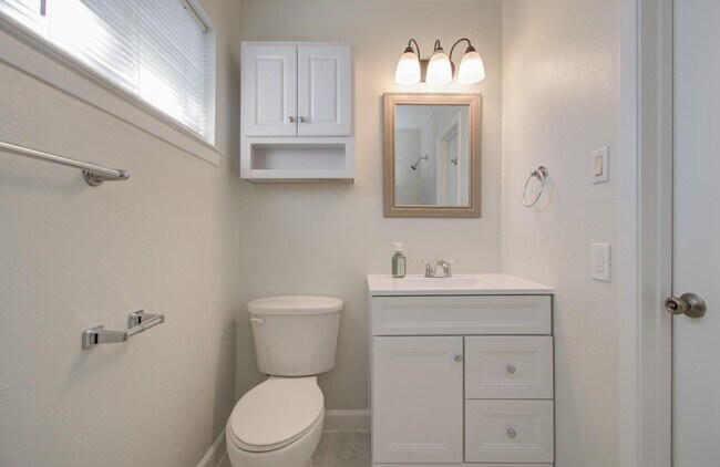 Building Photo - 15611 La Casa Ln