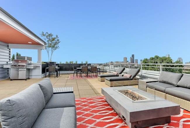 Building Photo - 1321 E John St