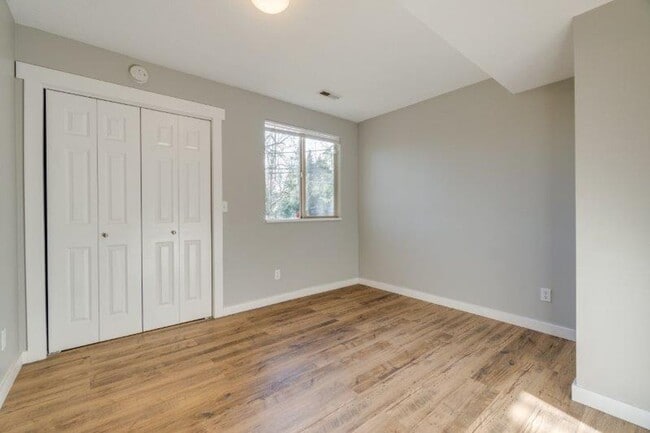 Building Photo - Updated 3 Bedroom, 1.5 Bathroom Duplex in ...
