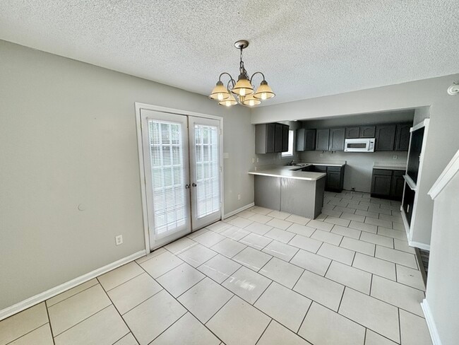 Building Photo - 140 Pinewood Dr