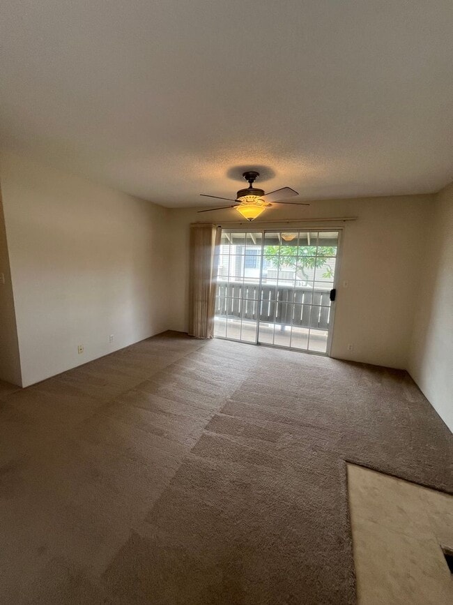 Building Photo - Very nice 2 bedroom, 1 bath unit with 2 pa...