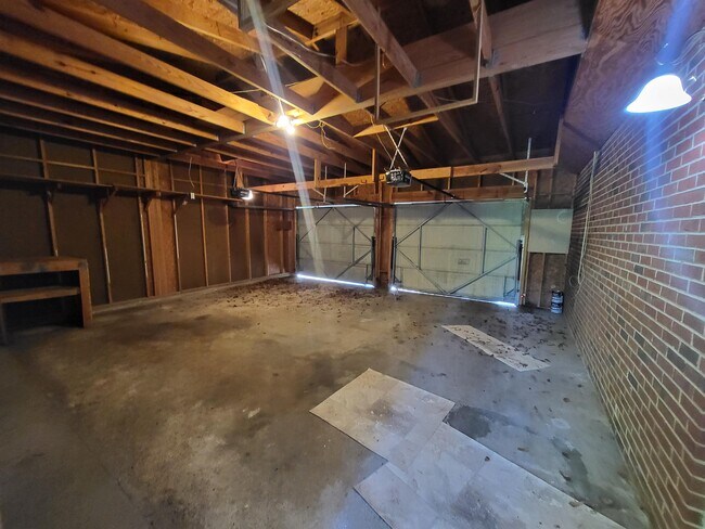 Building Photo - 105 Pinecrest Dr