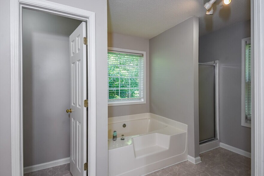 Building Photo - 301 Saddlewood Dr