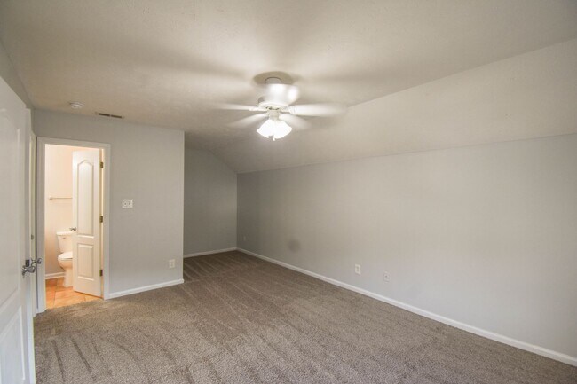 Building Photo - 5 Bedroom 3 Bathroom- Small Pets Okay