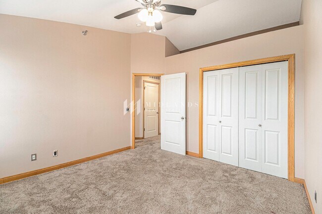 Building Photo - Southwest Omaha Townhome