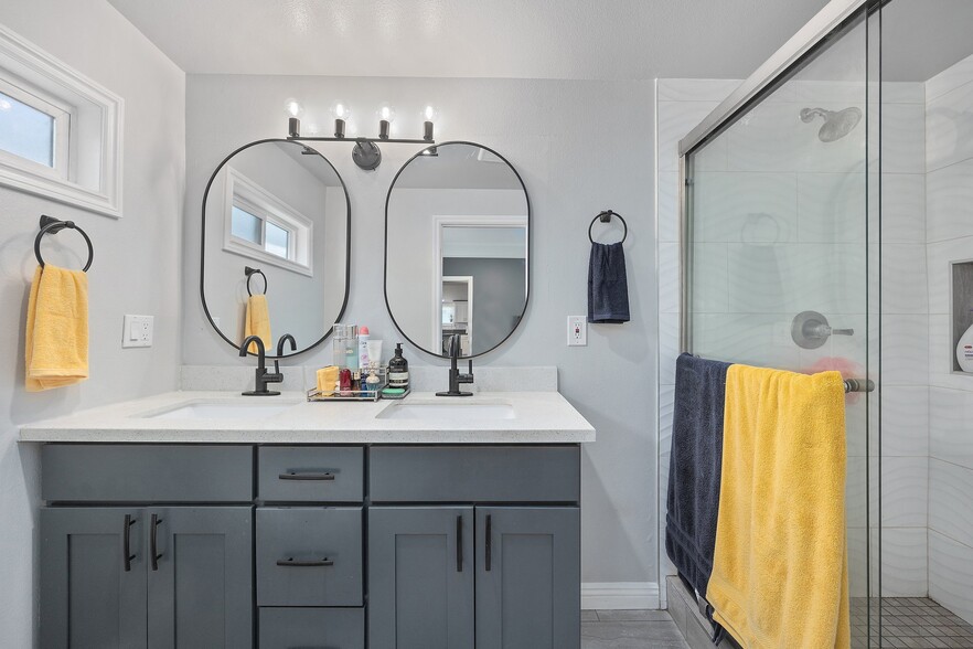 Building Photo - 1048 N Hermosa Dr